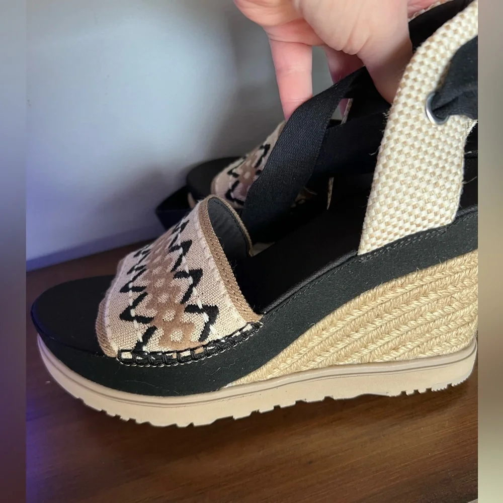 New with stickers ugg wedge sandals - Picture 2 of 7